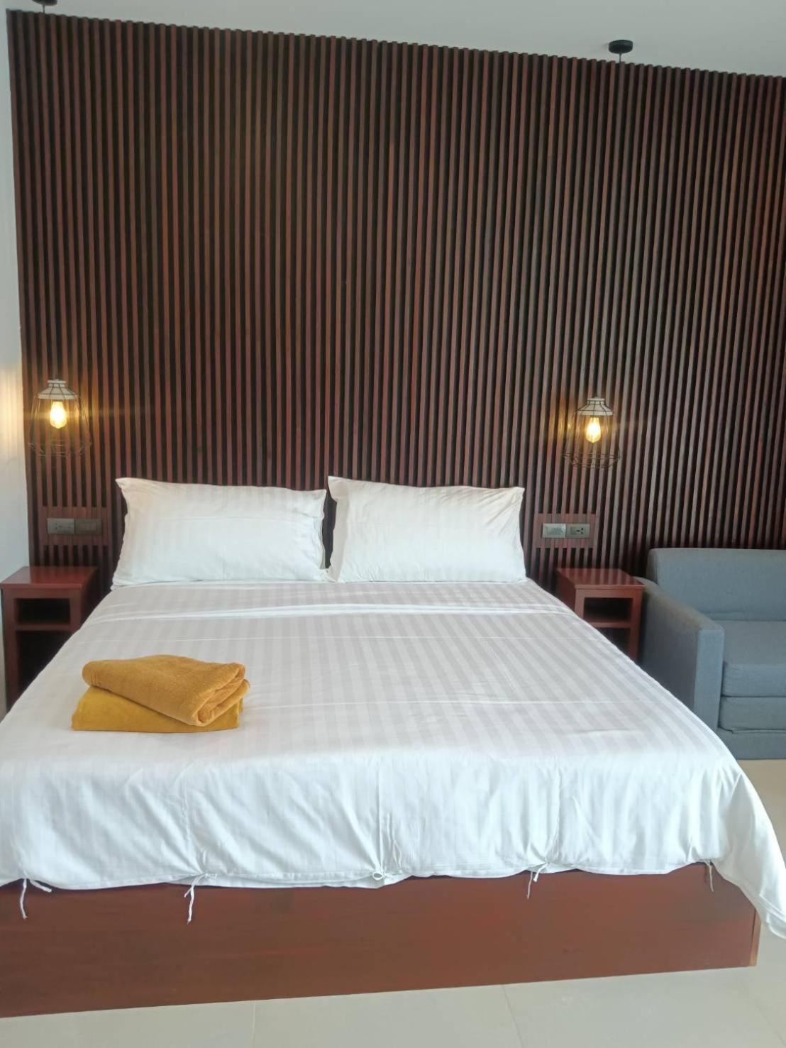Beach House By Rose Massage Praia de Nai Thon Exterior foto